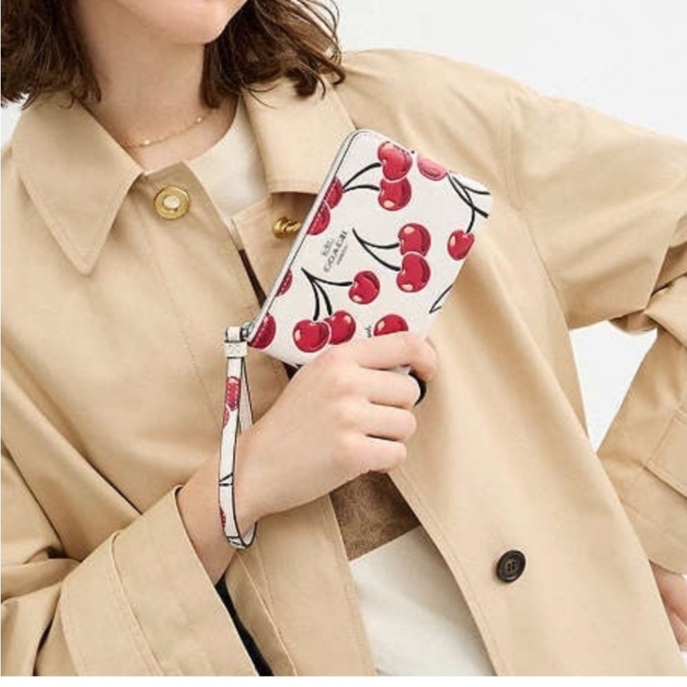 ❤️❤️❤️NEW Corner zip wristlet/wallet with cherry print ❤️❤️❤️